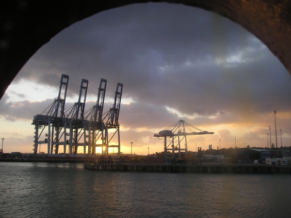 Industriehafen Auckland im Sonnenuntergang.