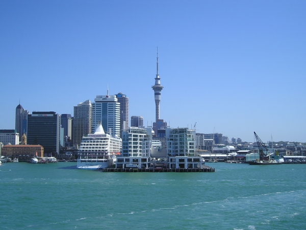 Skyline von Auckland von der Fähre aus, die Auckland mit der Stanley Bay verbindet.