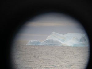 Manchmal mussten wir solche riesigen Eisberge umfahren, weil sie auf unserem Profil lagen.