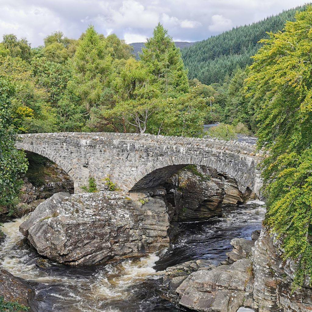 Die alte Invermorsiton Brücke von 1813, die 1933 von einer neuen, über die der heutige Verkehr rollt, ersetzt wurde. Wie auch der Kanal wurden in den Anfangsjahren des 19. Jahrhunderts zahlreiche Brücken in den Highlands gebaut, um die Infrastruktur und damit die Gegend zu stärken.